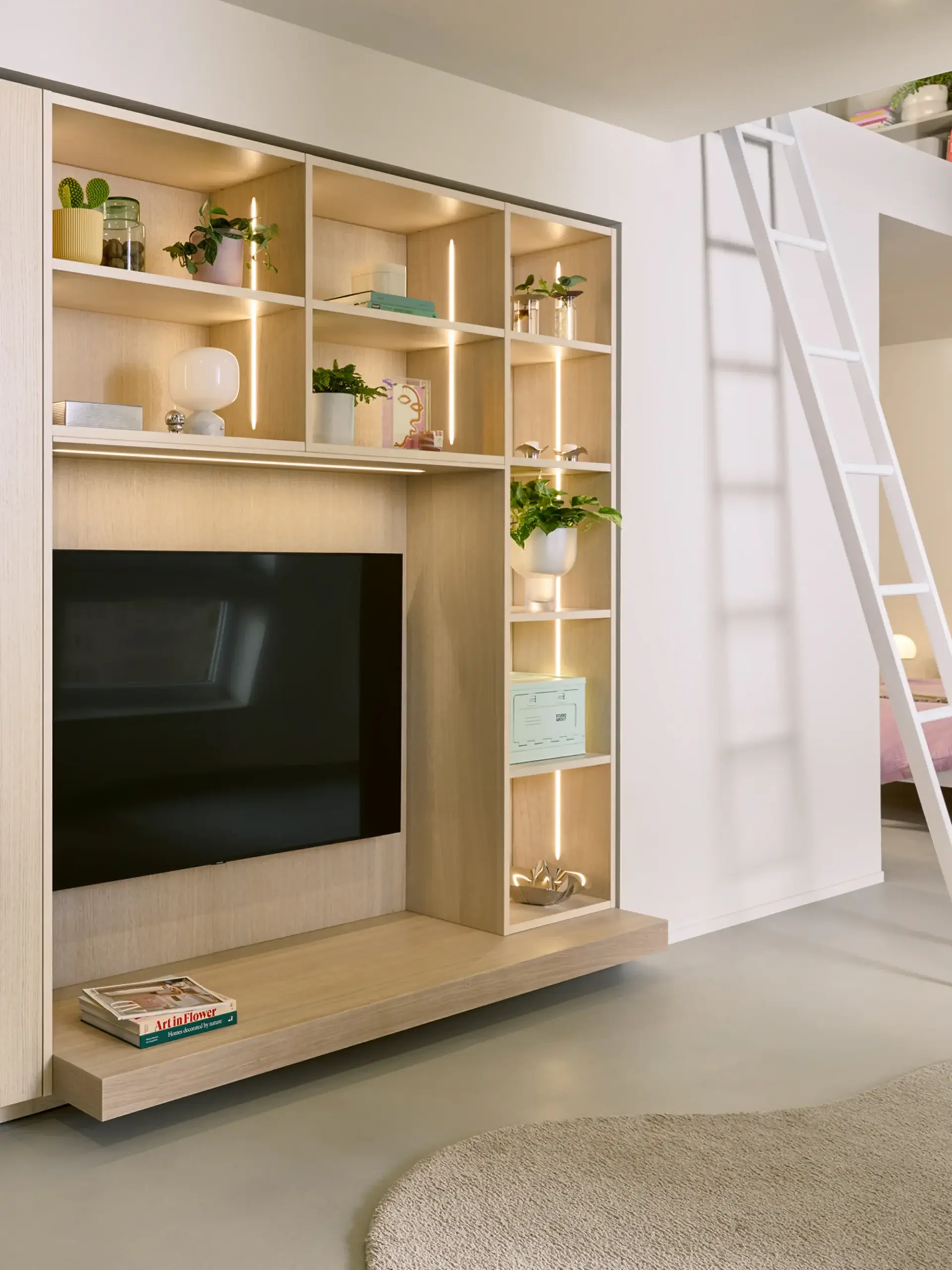 next125: Wohnwand mit Fernseher, beleuchteten offenen Regalen in Holz und geschlossenen Elementen